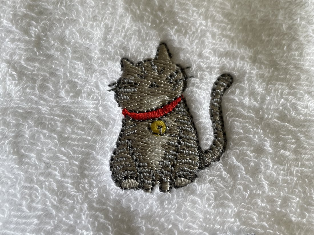 ハンカチに刺繍された三國屋の猫女将・ミク
